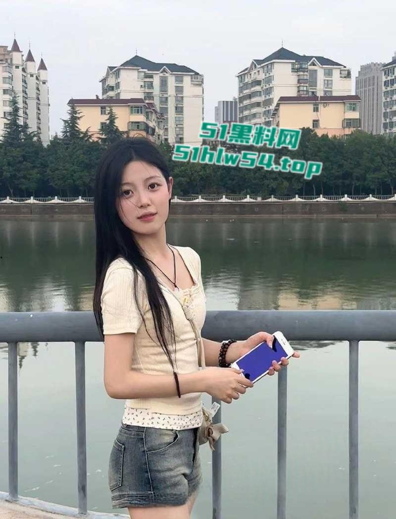 西安清纯学生妹【王思涵】被男友调教做爱视频曝光,完美露脸表情既享受又风骚!-5