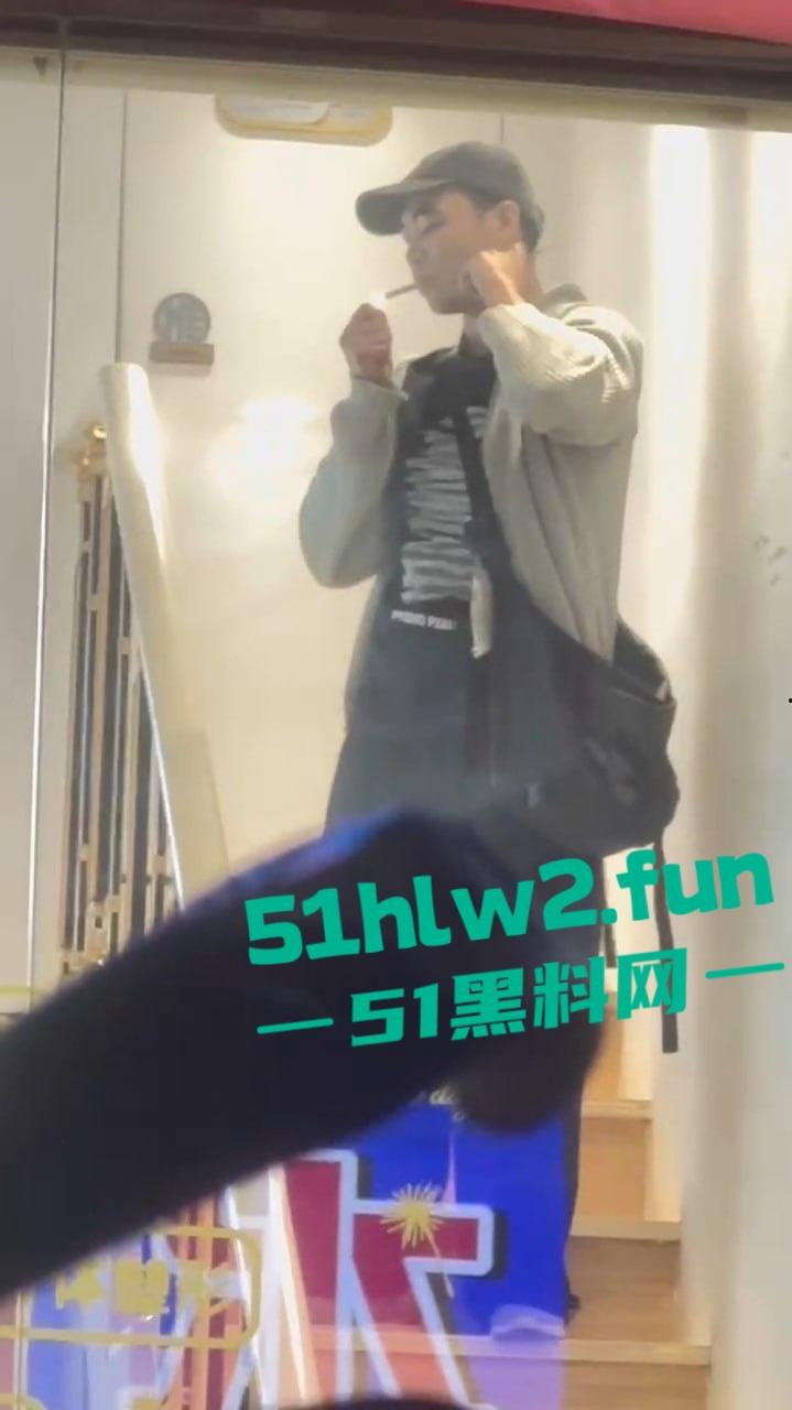 广东揭阳二奶街突发血案，男子美容店内行凶捅店长后自残，警察现场处理成瓜友焦点！-2