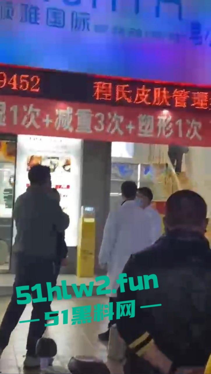 广东揭阳二奶街突发血案，男子美容店内行凶捅店长后自残，警察现场处理成瓜友焦点！-7