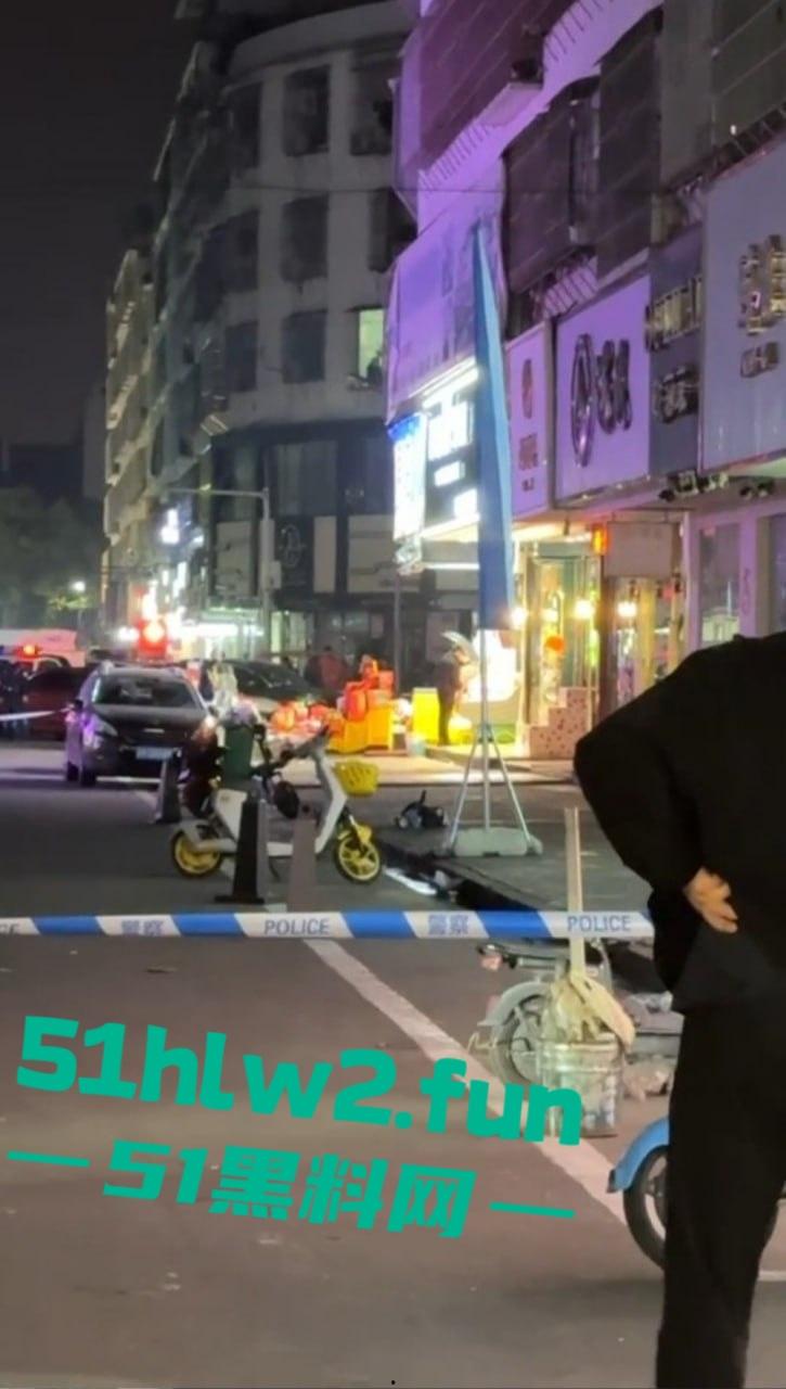 广东揭阳二奶街突发血案，男子美容店内行凶捅店长后自残，警察现场处理成瓜友焦点！-11