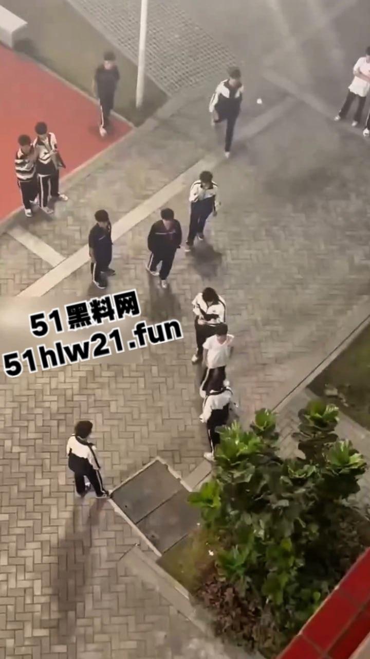 小电影情节照进现实,高中生把同学母亲给操怀孕,儿子知道后直接在学校打起来了!-1