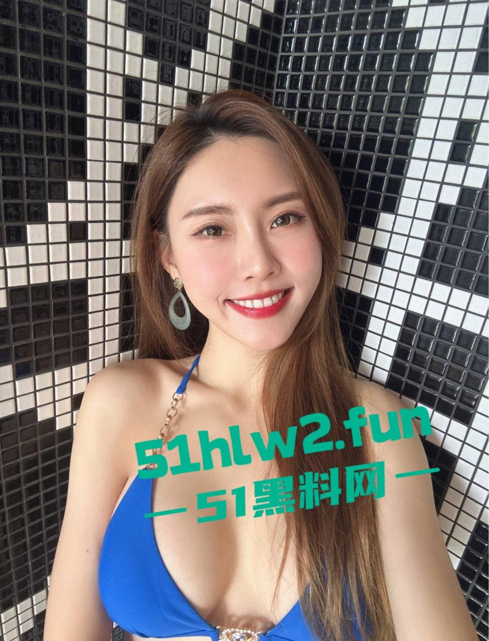 台北老模【Queenie】逆风翻盘,从假奶到写真平台,风衣吊带袜开腿高铁露底,老公心大送妻给全网撸到血尿!-2