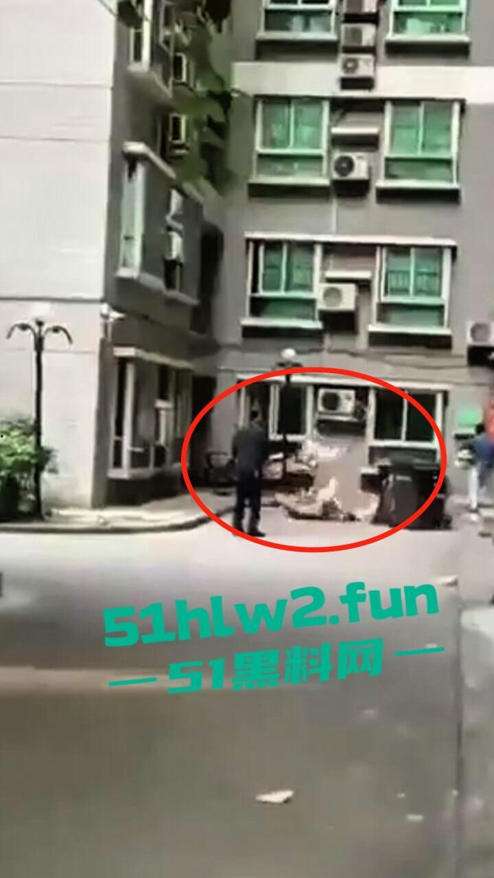 男子偷情约炮翻车现场,骚逼老公突然回家只能全裸逃出窗外,从4楼跌落重伤这偷情代价有点大啊。-5