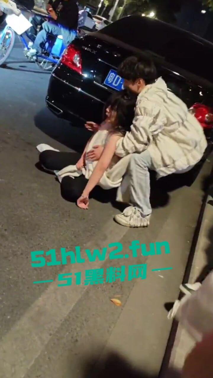 汕头小仙女和闺蜜喝醉被三男子搭讪,结果小仙女直接暴走当街殴打辱骂男子,这是真猖狂啊。-5