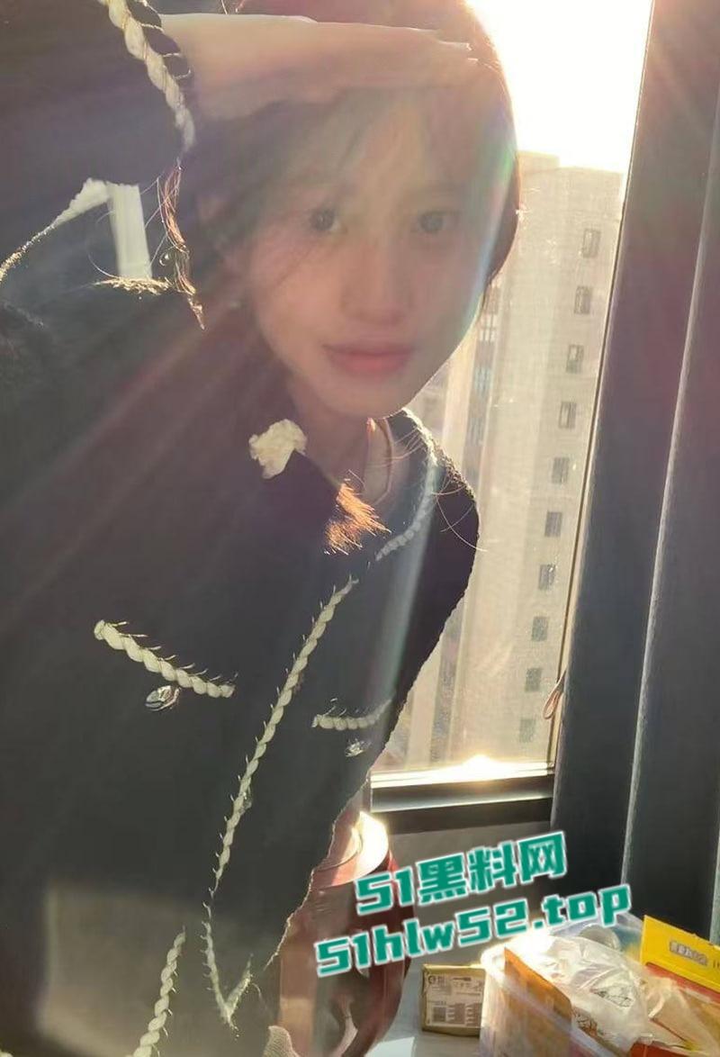 性感人妻少妇【小楼】穿着黑丝高跟被炮友各种体位抽插爆操,伴随着荡妇的淫叫,射到她的丝袜玉足上!-1