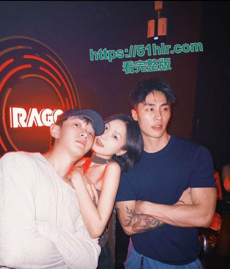 抖音700w粉女网红【胡楚靓】网暴男友,称成其出轨台球助教,剧情神反转,约炮视频泄密,遭粉丝怒捶大瓜一波接一波-27