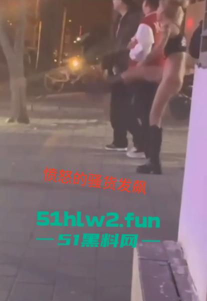 河北秦皇岛社会小妹街头吵架,一言不合就脱裤子露逼让对方操自己,惊呆路人和吃瓜群众。-3