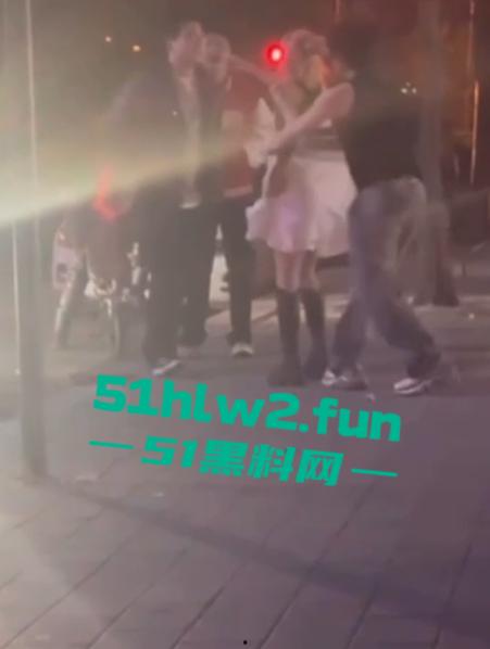 河北秦皇岛社会小妹街头吵架,一言不合就脱裤子露逼让对方操自己,惊呆路人和吃瓜群众。-4