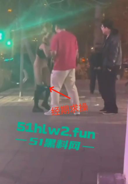 河北秦皇岛社会小妹街头吵架,一言不合就脱裤子露逼让对方操自己,惊呆路人和吃瓜群众。-7