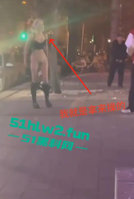 河北秦皇岛社会小妹街头吵架,一言不合就脱裤子露逼让对方操自己,惊呆路人和吃瓜群众。-9