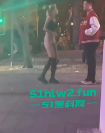 河北秦皇岛社会小妹街头吵架,一言不合就脱裤子露逼让对方操自己,惊呆路人和吃瓜群众。-11