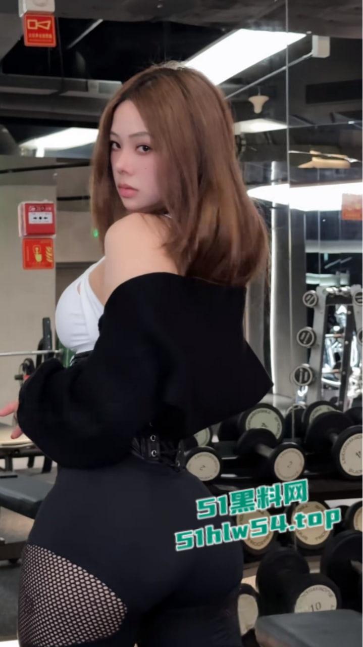 抖音百万粉网红【妻晨】绝顶翘臀健身婊，榜一大哥裸聊私约被金主埋头狂舔多汁肥美肉穴！-5