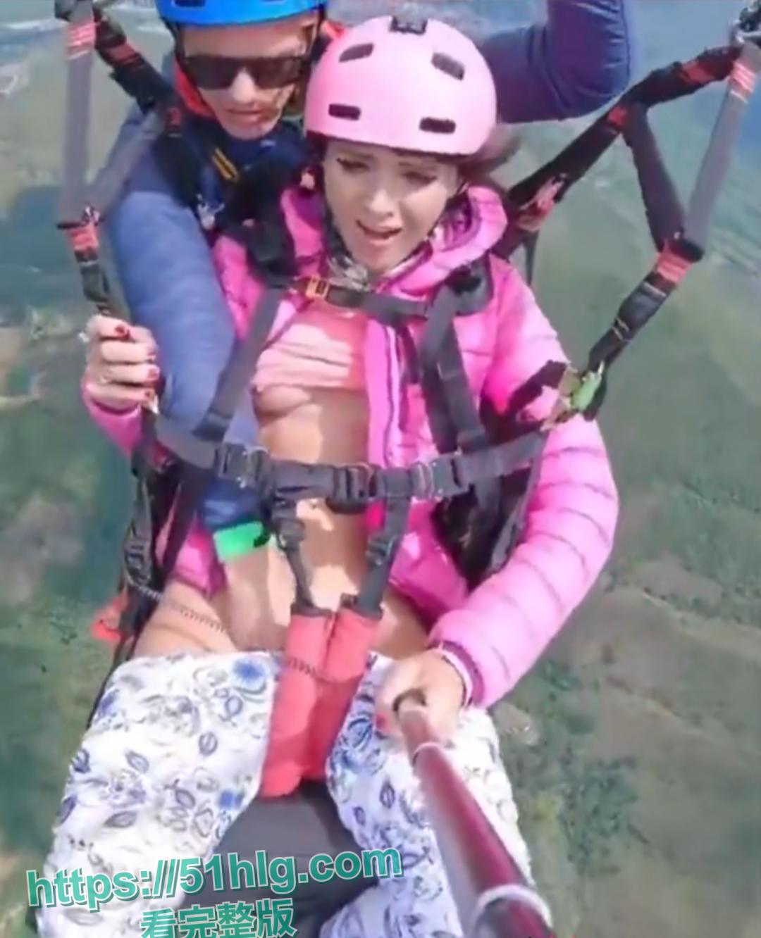 国外大瓜!52岁英国女游客在突尼斯玩滑翔伞时遭操作员猥亵 经审查为惯犯 声称就喜欢这样的刺激快感-4