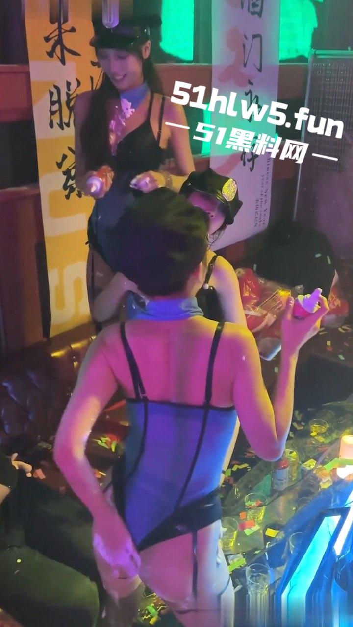 温州【夜色酒店】大尺度湿身热舞视频流出,酒水浇奶洗逼扭腰摆臀又骚又魅。-2