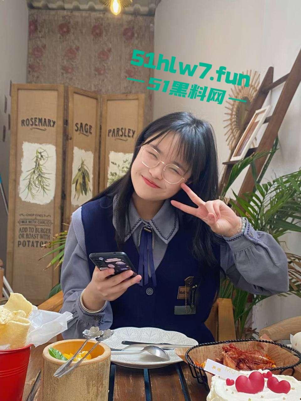 中国社会科学院研究生【杜若凝】裸聊约炮,男友怒爆骚货性瘾视频,饥渴身体含屌求操!-3