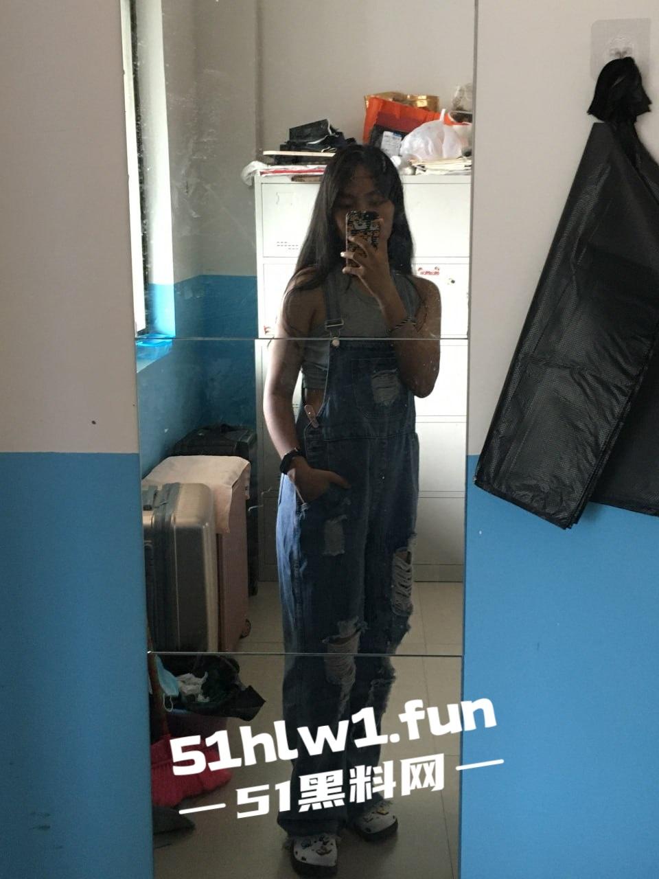 柳州学生嫩妹【叶露露】不雅视频流出被曝光,撅臀展示浓密私处娇嫩玉体完美呈现。-5