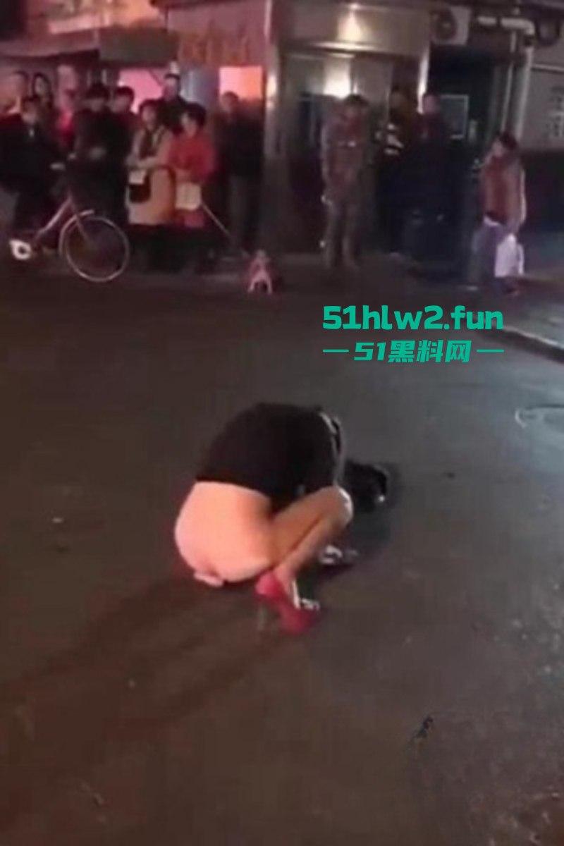醉酒美女精选合集!上海醉酒女当街脱衣求外国人操她,结果被警方制止并带走!-2