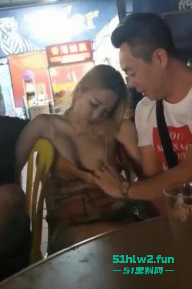 醉酒美女精选合集!上海醉酒女当街脱衣求外国人操她,结果被警方制止并带走!-6