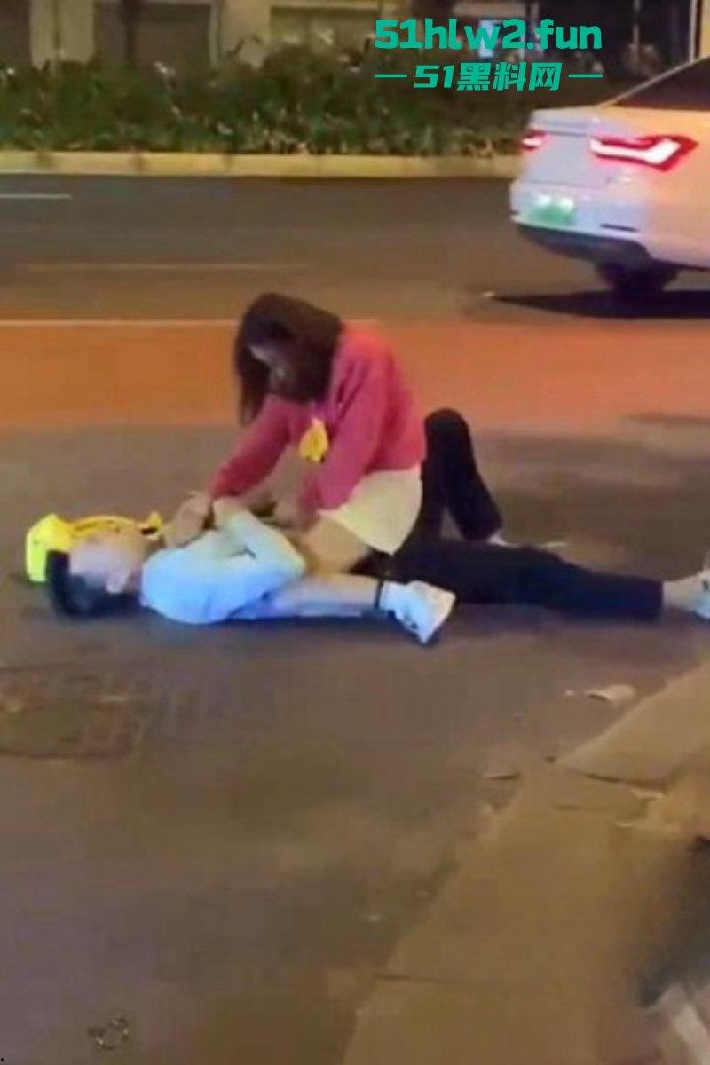 醉酒美女精选合集!上海醉酒女当街脱衣求外国人操她,结果被警方制止并带走!-8