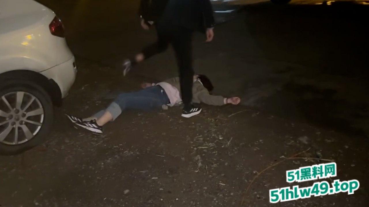 山东鲁B29E0H狗男女野外车震被原配当场抓现行,渣男强护小三暴打原配真不是人 。-6