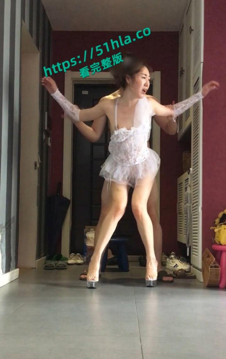 东北大庆哥门前狂干气质骚妻,透明蕾丝婚纱站立爆操花芯,全程高能淫叫不断!-5