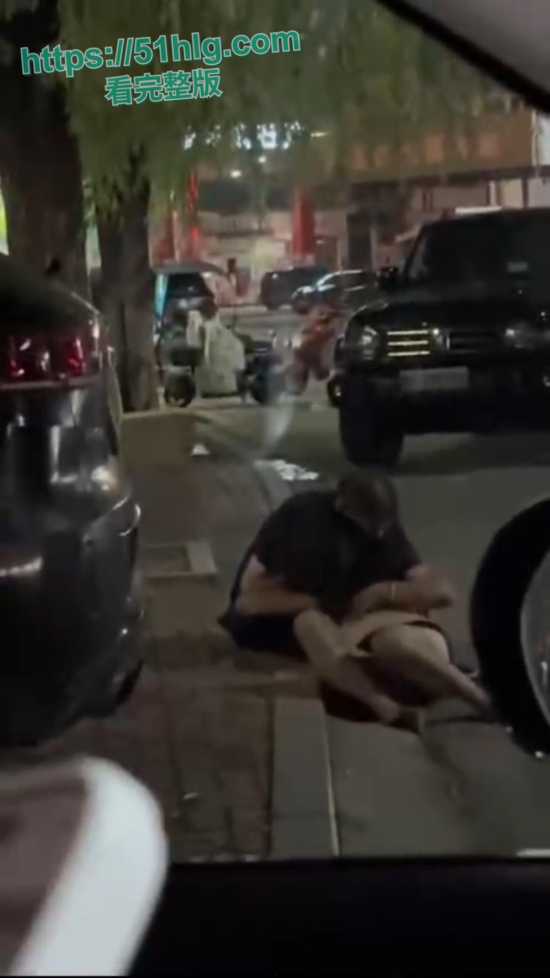 街头的淫乱盛宴!色欲熏心,老头街上猥亵昏迷美女无人阻止,揉奶扣穴打飞机,真够变态-1