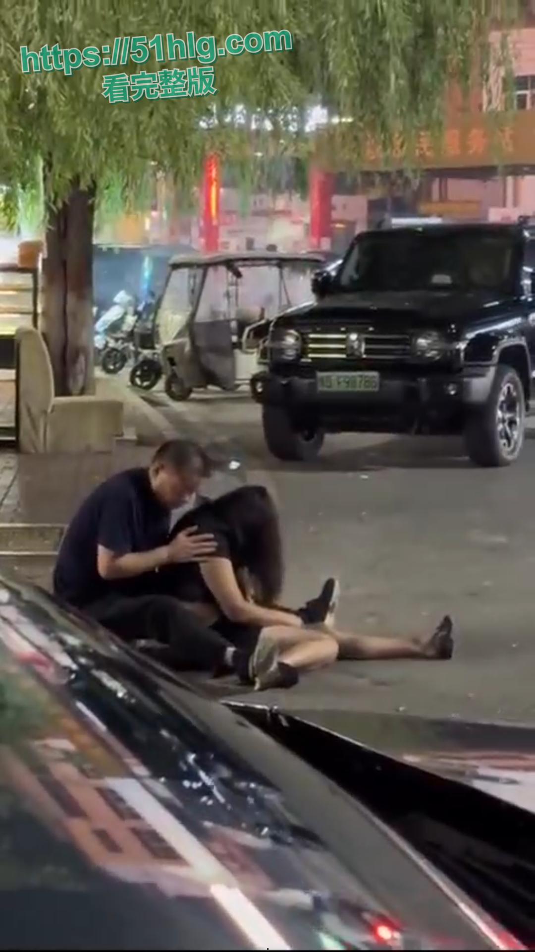 街头的淫乱盛宴!色欲熏心,老头街上猥亵昏迷美女无人阻止,揉奶扣穴打飞机,真够变态-2