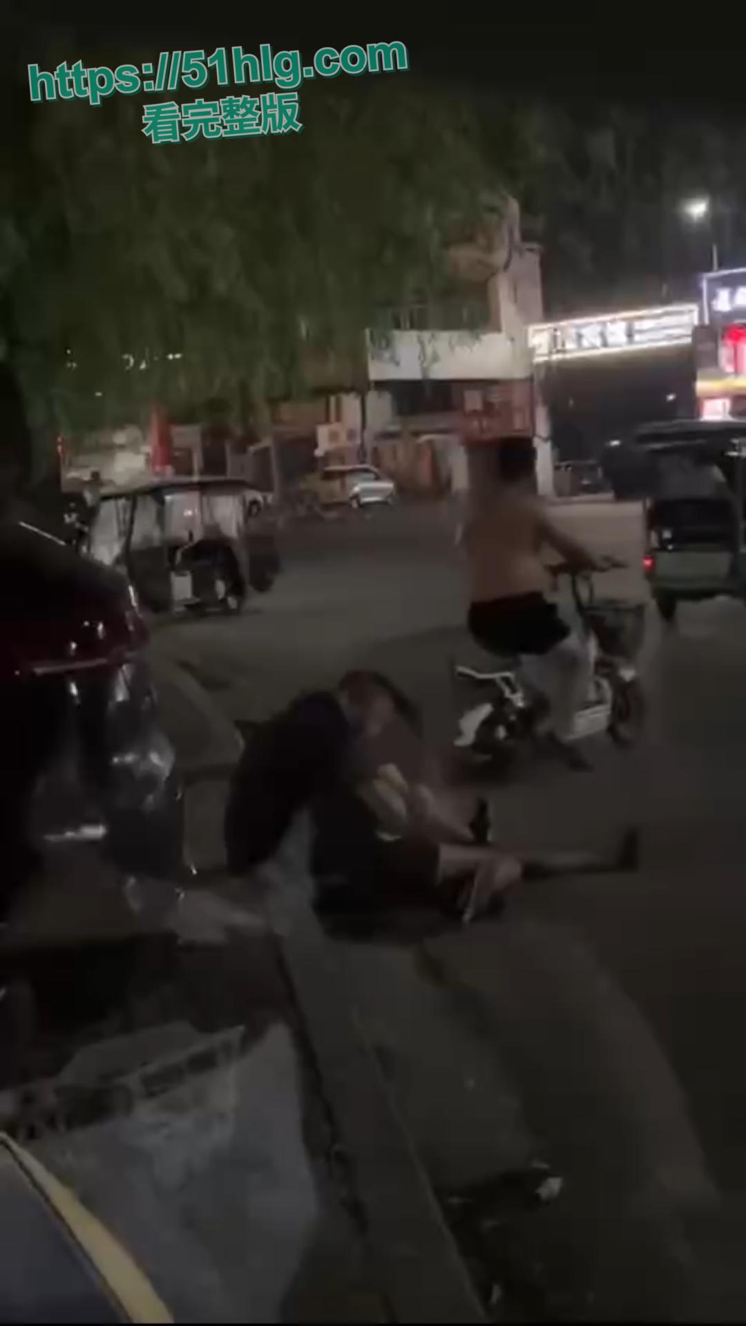 街头的淫乱盛宴!色欲熏心,老头街上猥亵昏迷美女无人阻止,揉奶扣穴打飞机,真够变态-3