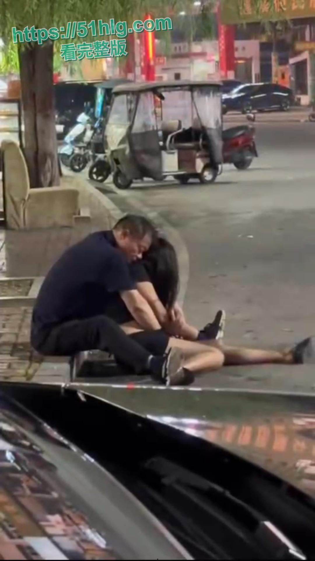 街头的淫乱盛宴!色欲熏心,老头街上猥亵昏迷美女无人阻止,揉奶扣穴打飞机,真够变态-4