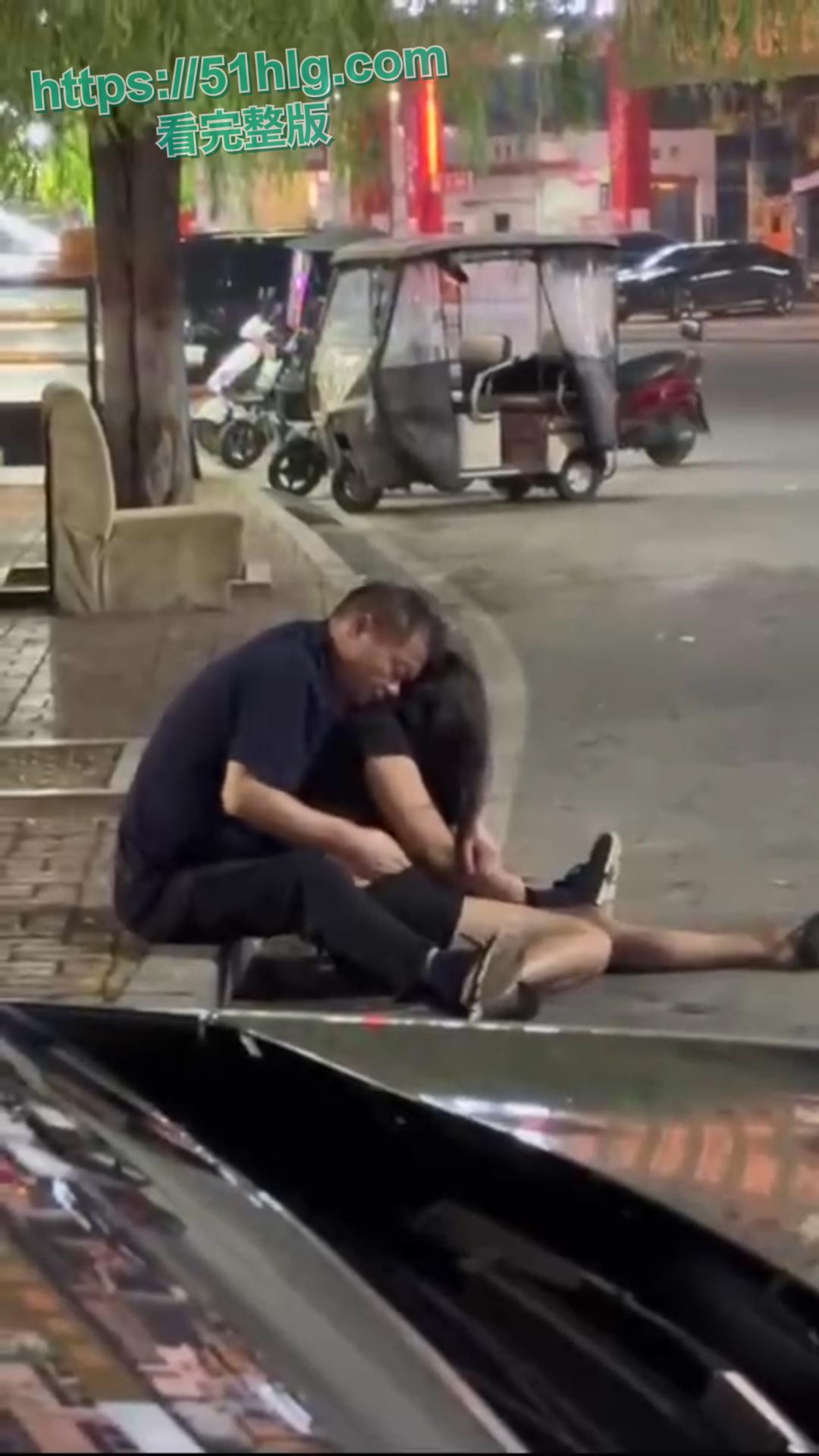 街头的淫乱盛宴!色欲熏心,老头街上猥亵昏迷美女无人阻止,揉奶扣穴打飞机,真够变态-5