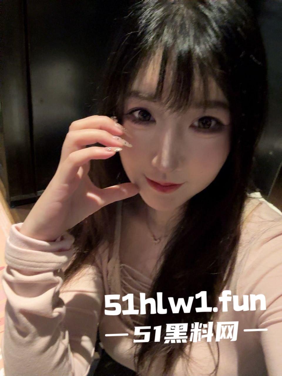 推特骚逼【酣睡小熊】凌晨被金主爸爸召唤上演制服秀,大半夜的街头玩露出,钱到位了金主一召唤美人即乖乖听命!-5