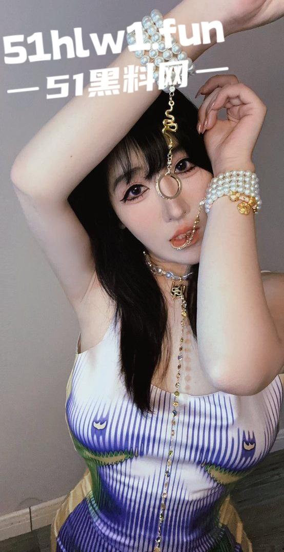 推特骚逼【酣睡小熊】凌晨被金主爸爸召唤上演制服秀,大半夜的街头玩露出,钱到位了金主一召唤美人即乖乖听命!-8