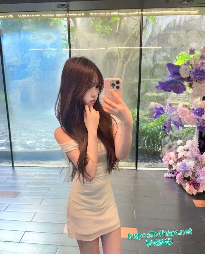 狠心男友实锤曝光!小嫩妹女友卧室大床边看电视边含屌,后入翘臀操到腿软,画面骚得犯规!-1