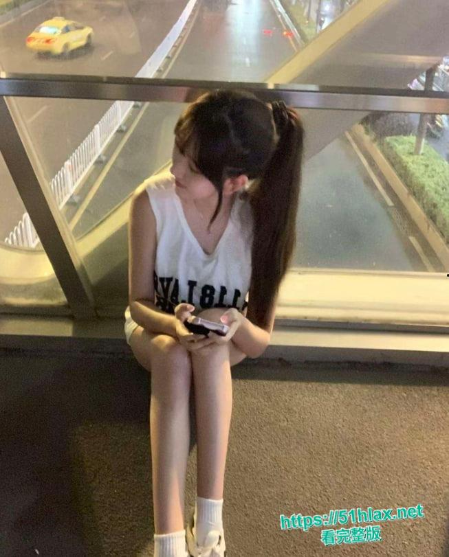 狠心男友实锤曝光!小嫩妹女友卧室大床边看电视边含屌,后入翘臀操到腿软,画面骚得犯规!-11