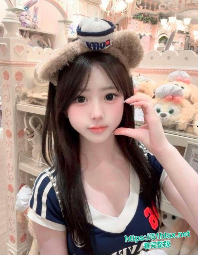 狠心男友实锤曝光!小嫩妹女友卧室大床边看电视边含屌,后入翘臀操到腿软,画面骚得犯规!-12