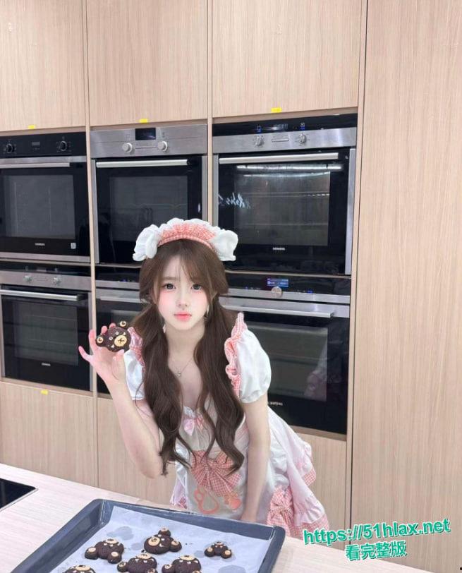 狠心男友实锤曝光!小嫩妹女友卧室大床边看电视边含屌,后入翘臀操到腿软,画面骚得犯规!-13