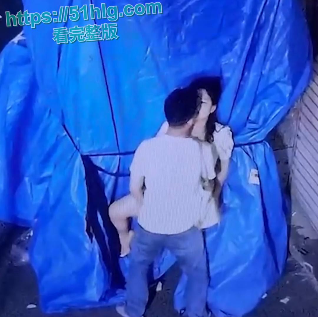 【广州】深夜小区惊现饥渴情侣野战 在监控底下明目张胆上演春宫戏 差点被路过行人发现 玩的就是刺激-2