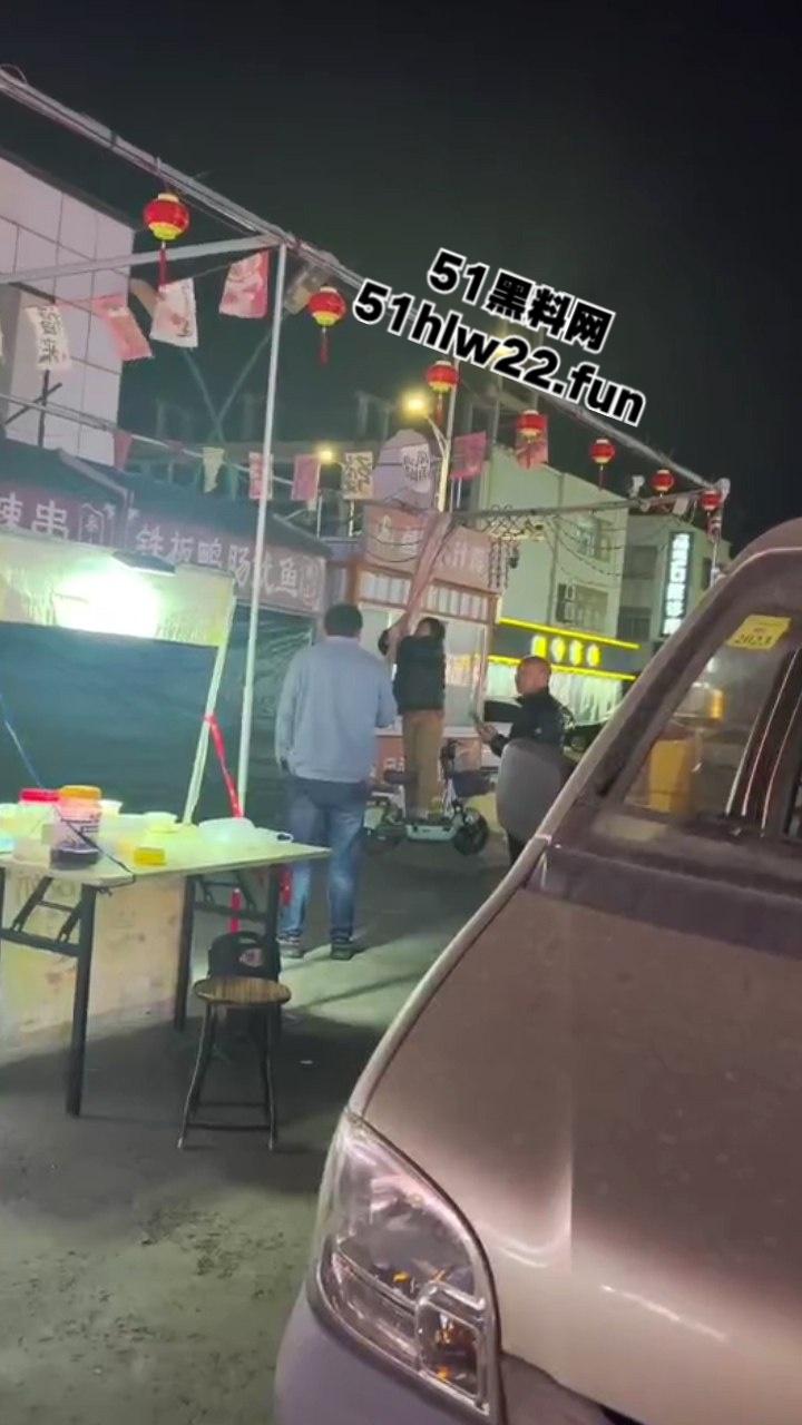 山东戏精大妈当街撒泼耍浑一哭二闹三上吊,表演太久看大家不上套此场闹剧尴尬收场。-4