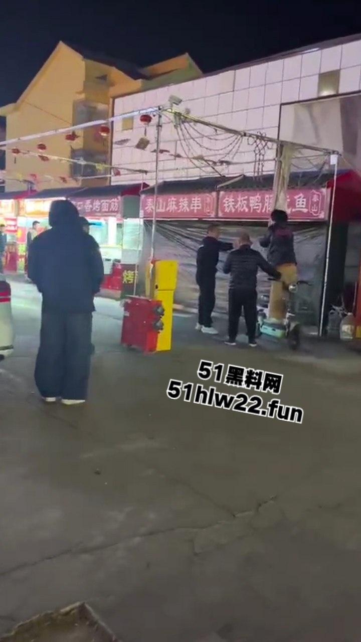 山东戏精大妈当街撒泼耍浑一哭二闹三上吊,表演太久看大家不上套此场闹剧尴尬收场。-5