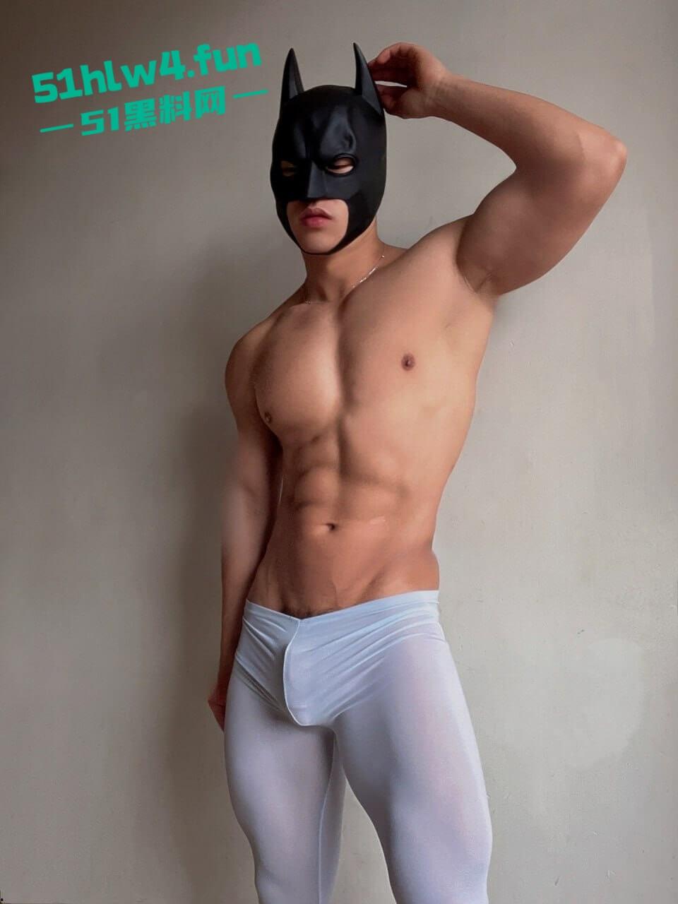 小红书撸铁猛男网红【Aliray】身材尺寸爽爆炸,男女通吃私生活淫乱,无论男女都干的服服帖帖。-4