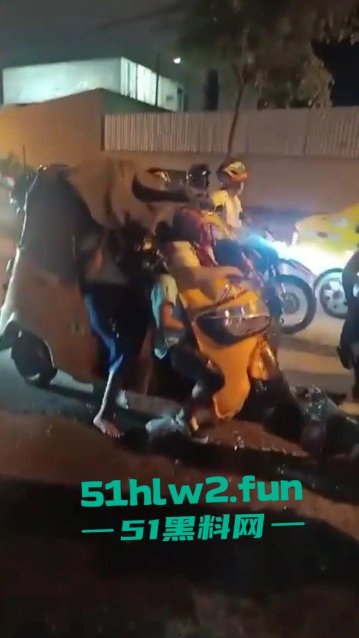 老头乐车祸现场因超速追尾，老头被当场甩出满脸是血，这回老头乐坏了老头也不乐了。-1