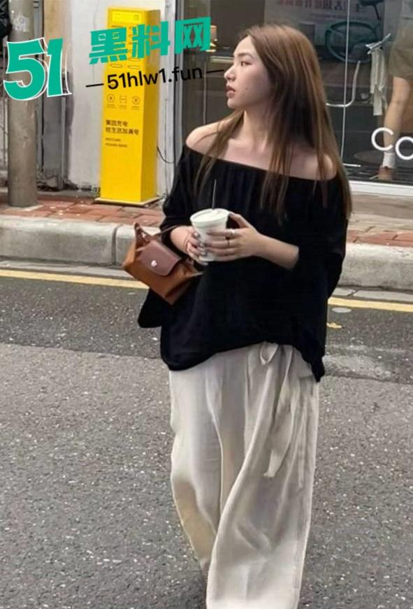 广州高颜值素人骚女【柳青】外表光鲜亮丽私下是只纯欲母狗被曝光,网友床上调教玩弄视频流出。-5