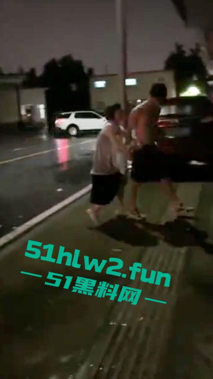 广东渣女开男友车装白富美出轨车震情人，男友用GPS找到当场抓住俩人奸情胆子是真大啊。-4