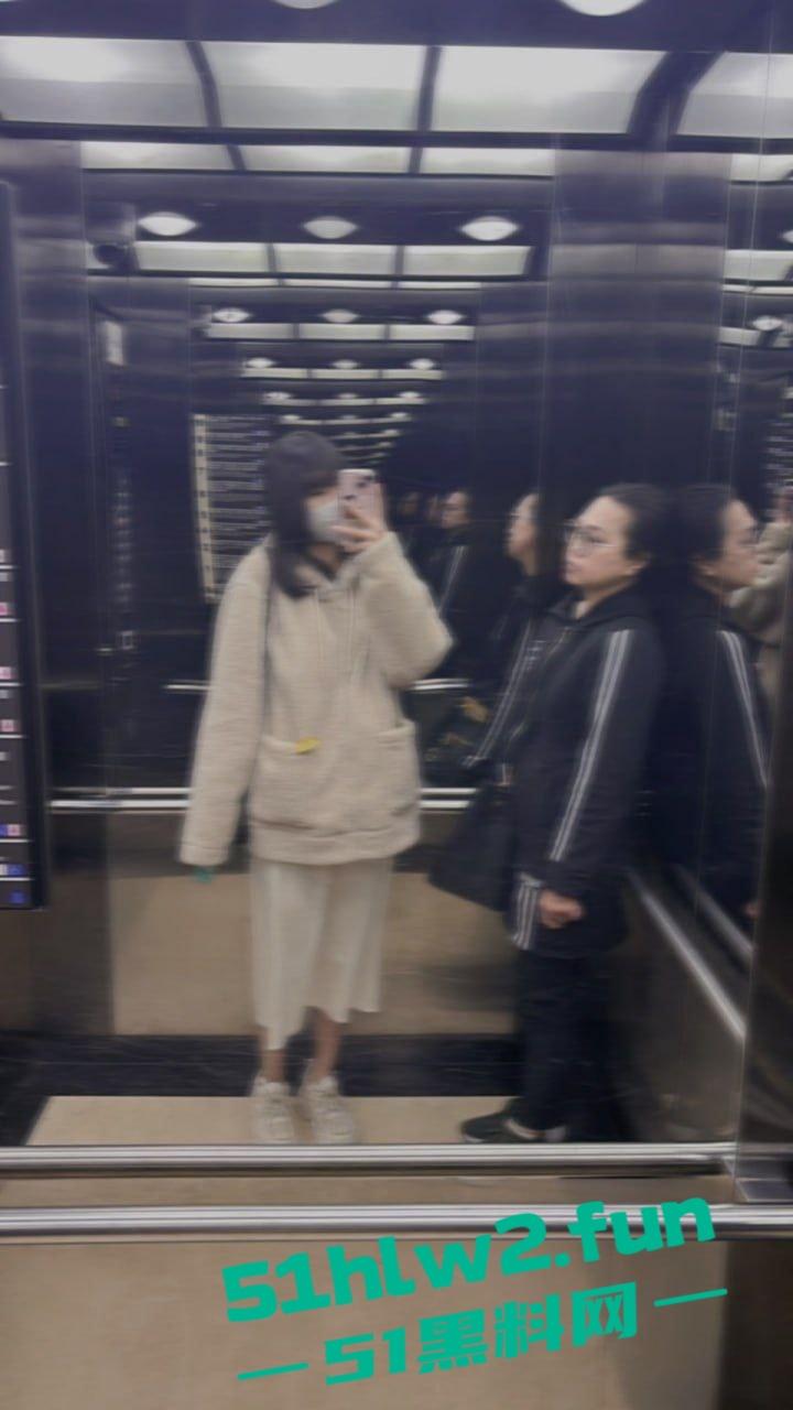 骚到没边的台湾反差婊，白天光屁股等男人来操，晚上回家自己掰开逼浪叫求干，最爱露出让人看！-3