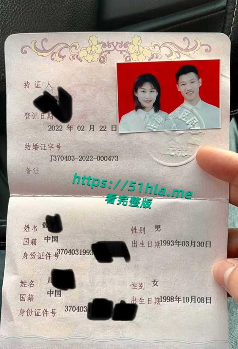 山东枣庄新婚夫妇酒店性爱私拍泄密,98年骚妻露脸激情口交,穿开档黑丝撅蜜桃臀被后入猛操!-1