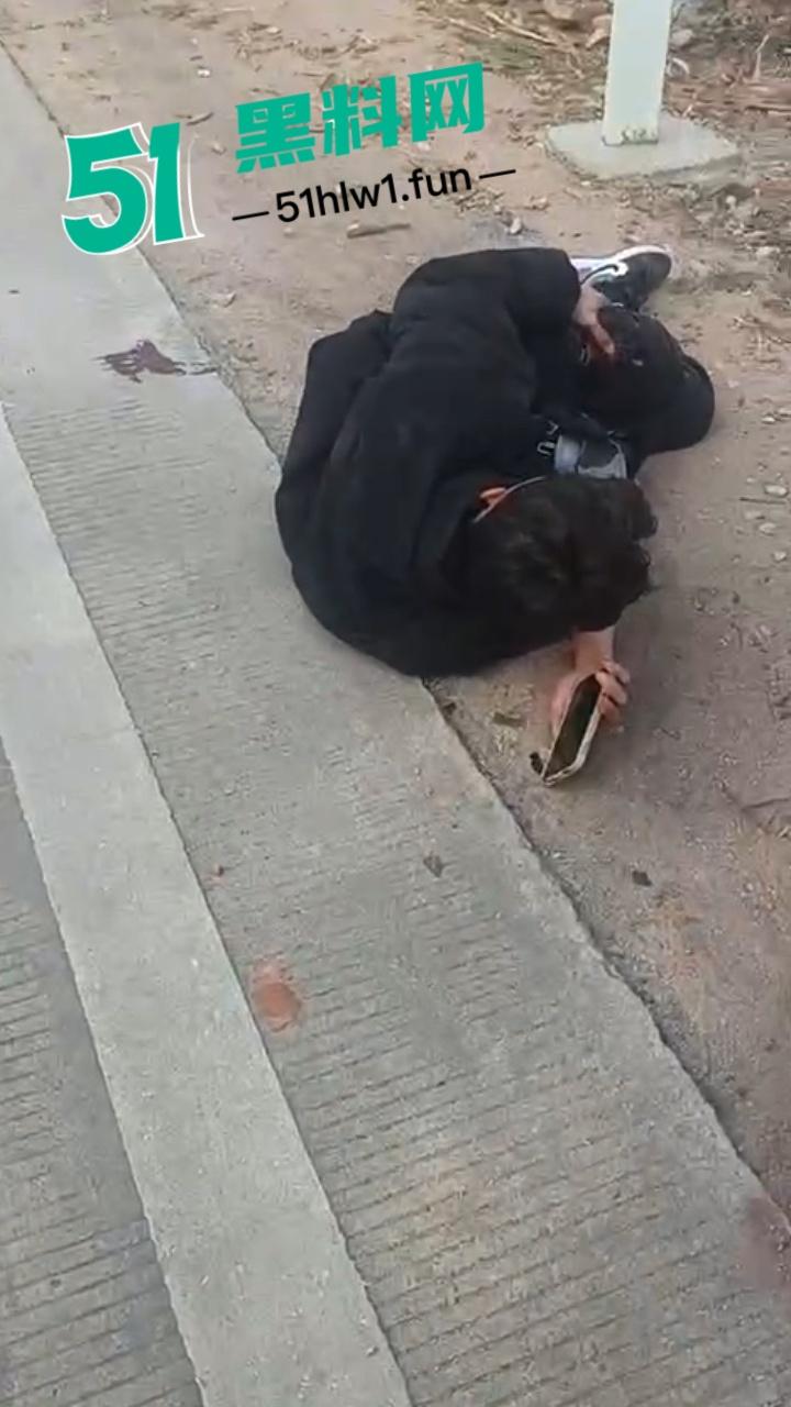 广东一辆秦plus村路嚣张飙速超车撞飞三个小伙后加速逃逸 被撞三人当场毙命血腥现场实拍流出!-1