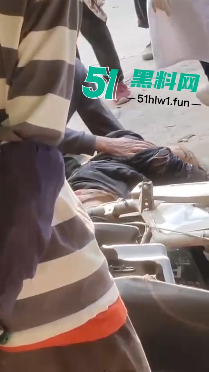 广东一辆秦plus村路嚣张飙速超车撞飞三个小伙后加速逃逸 被撞三人当场毙命血腥现场实拍流出!-2