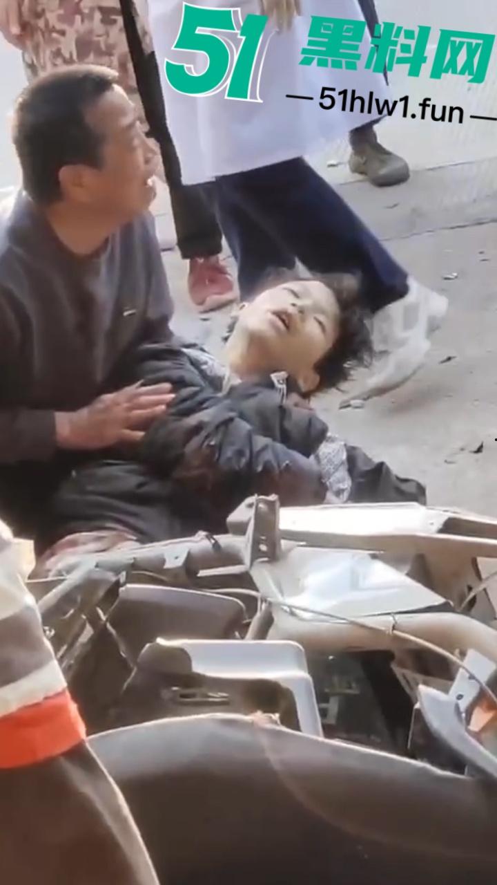 广东一辆秦plus村路嚣张飙速超车撞飞三个小伙后加速逃逸 被撞三人当场毙命血腥现场实拍流出!-4