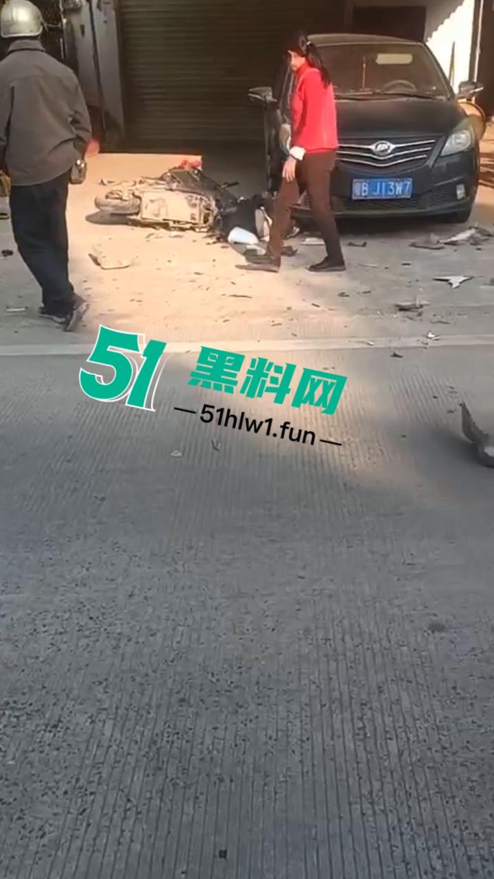 广东一辆秦plus村路嚣张飙速超车撞飞三个小伙后加速逃逸 被撞三人当场毙命血腥现场实拍流出!-5