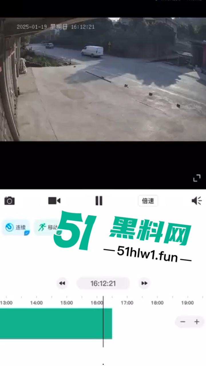 广东一辆秦plus村路嚣张飙速超车撞飞三个小伙后加速逃逸 被撞三人当场毙命血腥现场实拍流出!-6